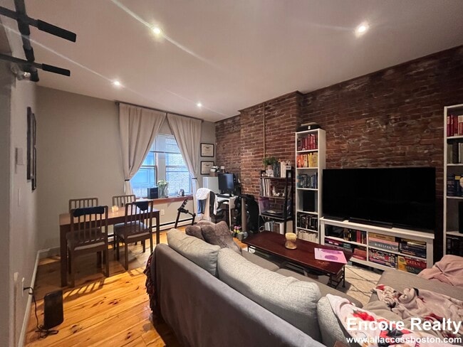 Building Photo - 17 Garrison St Unit 6