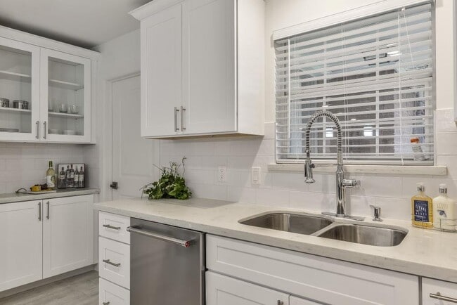 Photo - 5470 Darnell St