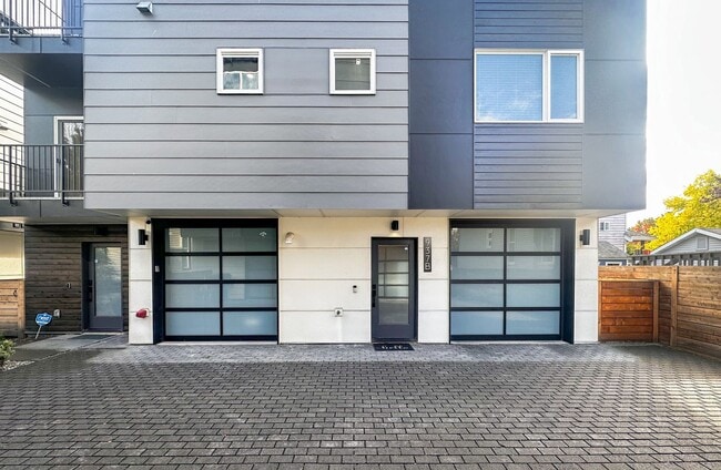 Building Photo - Modern 3 bed/ 2.5 bath townhome in Ballard!