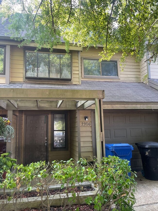 Building Photo - AWESOME TOWN HOME STEPS AWAY FROM BEACH ACCESS