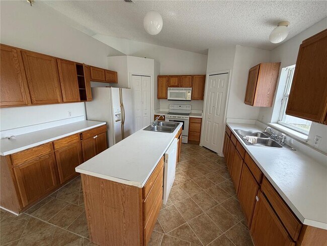 Photo - 565 Eagle Ct