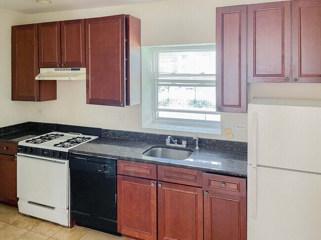 Photo - 3924 N Pine Grove Ave Unit 2W