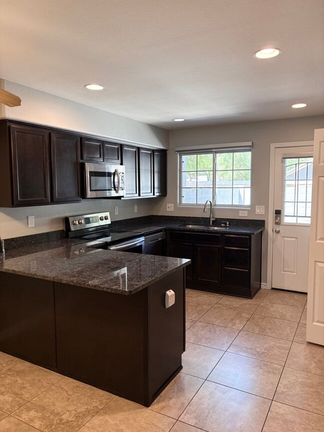 Photo - **WONDERFUL & SPACIOUS 3 BEDROOM/2.5 BATHROOM TOWNHOUSE IN CHANDLER (RAY & MCQUEEN)**
