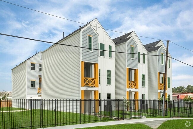 Building Photo - 3903 Pinemont Dr Rental