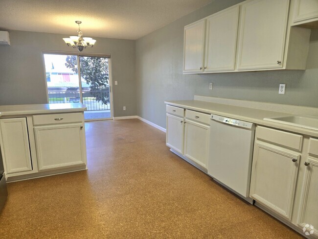 Building Photo - Spacious 3 Bedroom, 1.5 Bathroom Unit D15 Rental