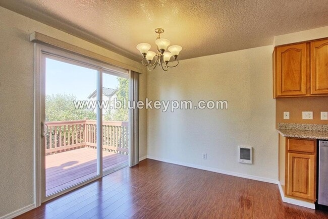 Photo - $1545!!! 2 Bed, 1 Bath Condo Living Downtown Vancouver on 33rd and Kauffman