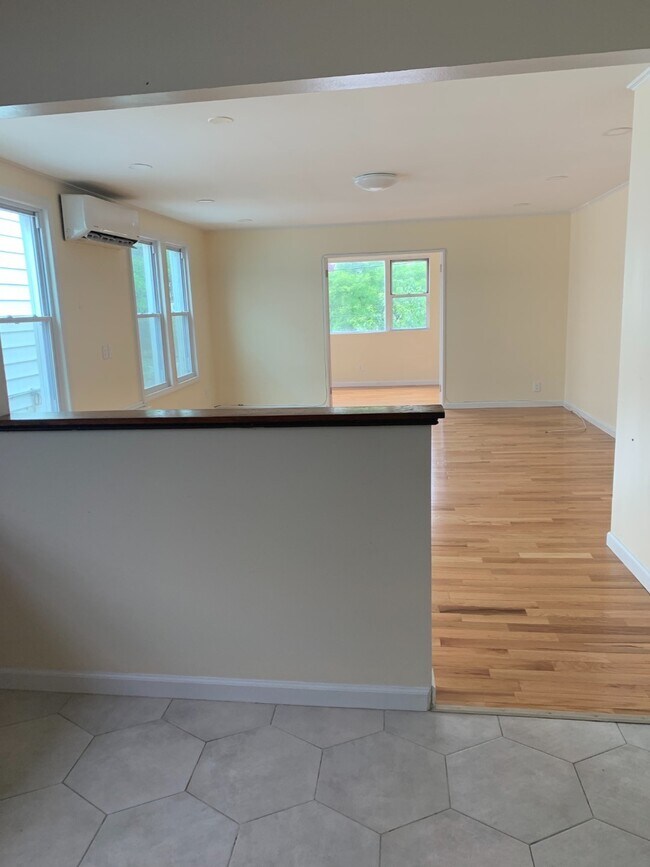 Photo - 190 Bay 7th St