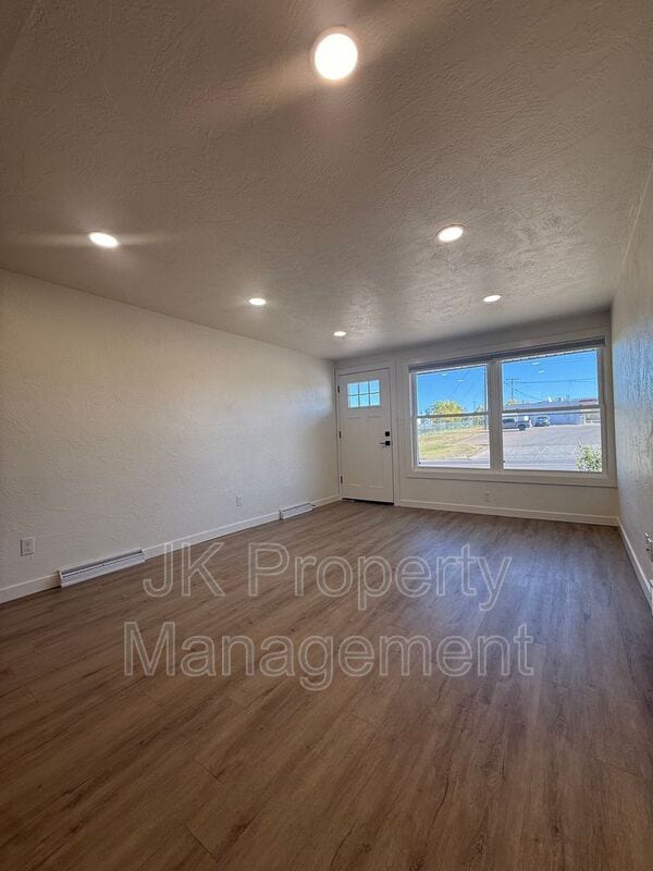 Photo - 2004 6th St NE