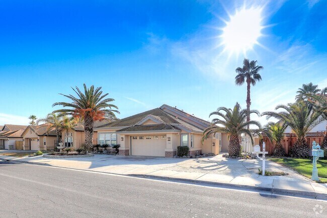 Building Photo - OPEN FLOOR PLAN WITH SIDEYARD PARKING AND ... Rental