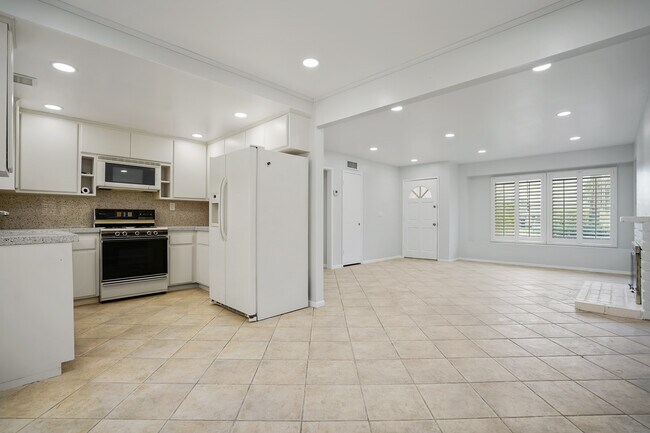 Photo - 7055 Avenida Leon