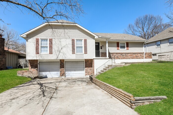 Refreshed Split-Level in Grandview, MO - Refreshed Split-Level in Grandview, MO House