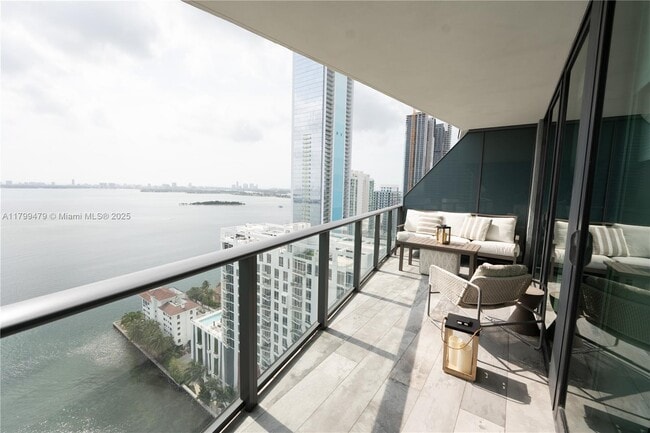 Photo - 460 NE 28th St Unidad 2605