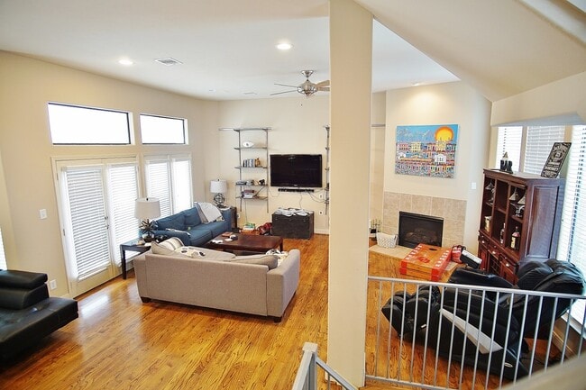 Photo - 818 Lester St