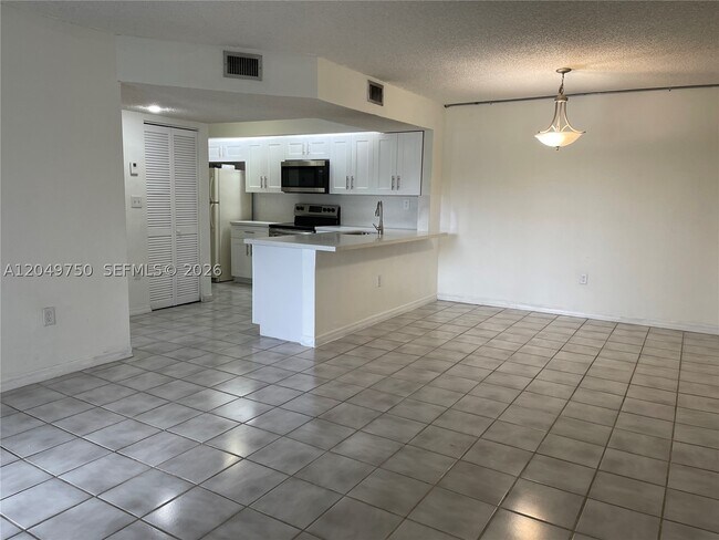 Building Photo - 8500 SW 212th St Unit 307