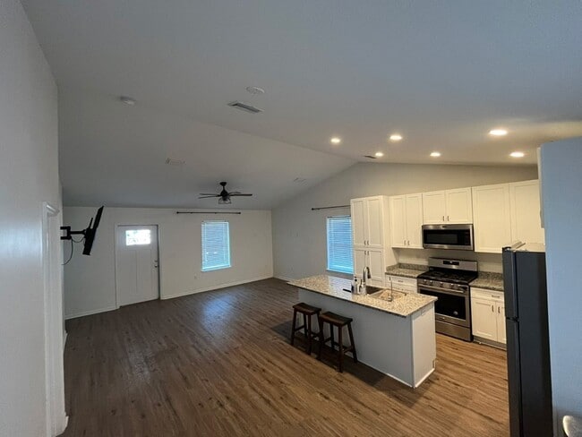 Photo - 104 Monroe Ct