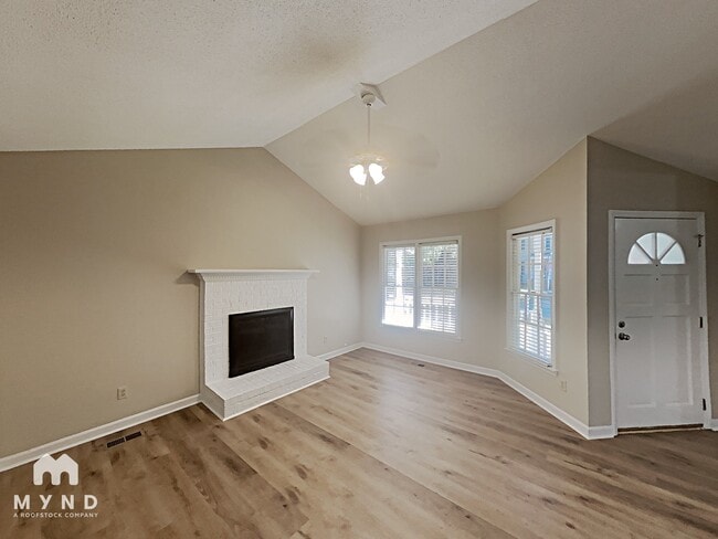 Photo - 4521 Aviemore Crescent