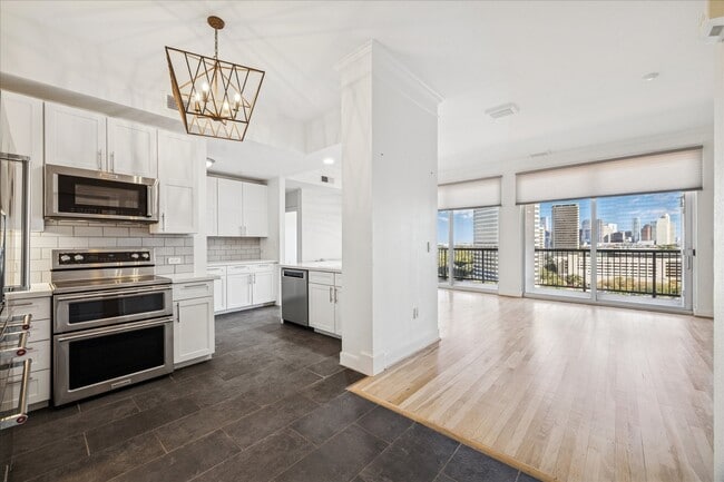 Building Photo - 3333 Allen Pkwy Unit 1408