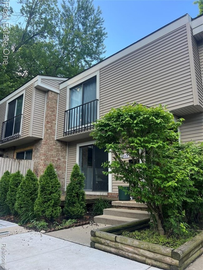 Building Photo - 1403 Oakbrook E Dr Unit 93