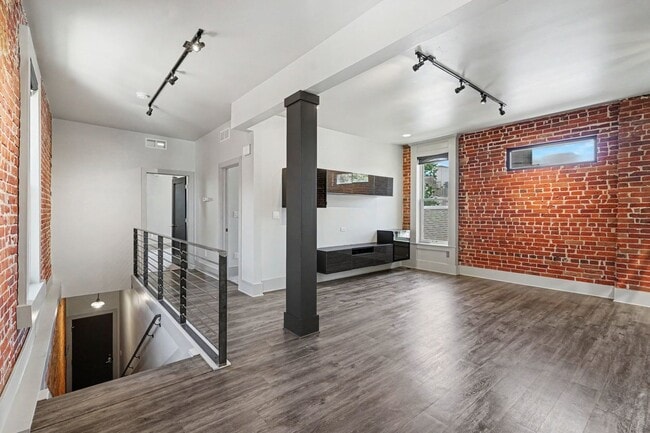 Building Photo - Fully Renovated Victorian Townhome in Curtis Park/RiNo | Walk to Dining, Parks & Downtown Unit #2