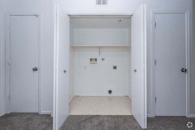 2BR, 2BA - 924SF - Laundry