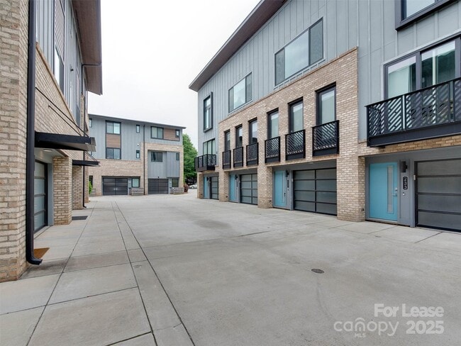 Photo - 225 Domain Way