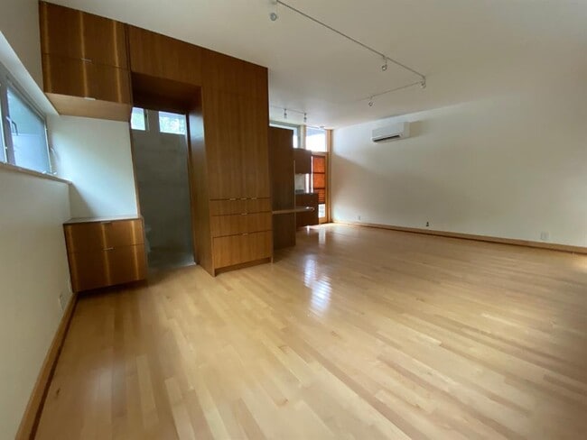 Photo - 1605 Newfield Ln