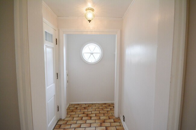 Photo - Beautiful 4 Bedroom With Modern and Unique Features Available For Rent NOW!