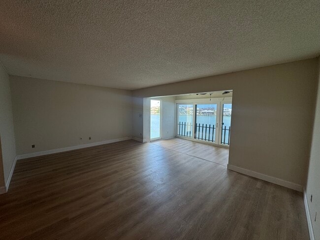 Sala de estar desde el ángulo recto - 868 Bayway Blvd Unidad Marina House
