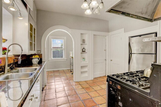 Photo - 5221 Mulford St
