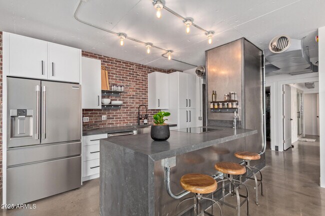 Photo - 207 W Clarendon Ave Apartment Unit B22