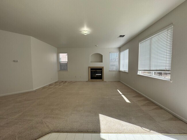 Photo - Comfortable home has 5Bdm 3Ba Home With 3 ...