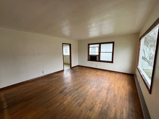 Photo - Cute 2 Bedroom House with Hardwood Floors!