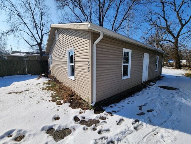Building Photo - Spacious 2-Bedroom, 1-Bathroom Home AVAILABLE NOW!!