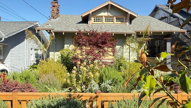 Glenview Craftsman Home with Exquisite Yard - Glenview Craftsman Home with Exquisite Yard