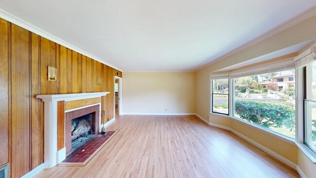 Photo - Newly Remodeled 4 Bedroom + Loft Home Avai...