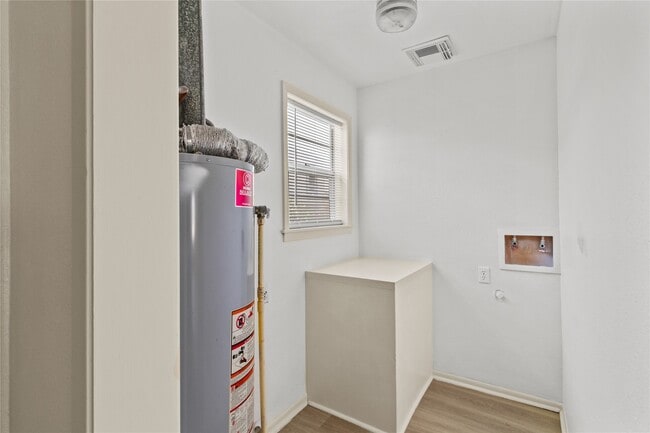Building Photo - 1522 Seawall Blvd Rental