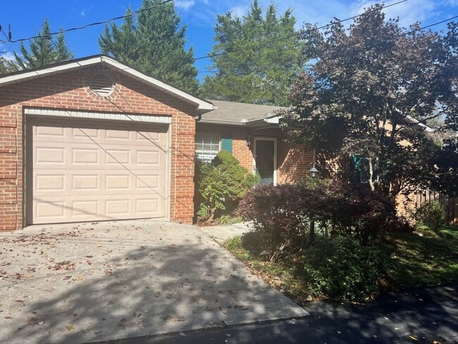 Building Photo - Cute 2 Bed/1.5Bath Home in the Heart of We...