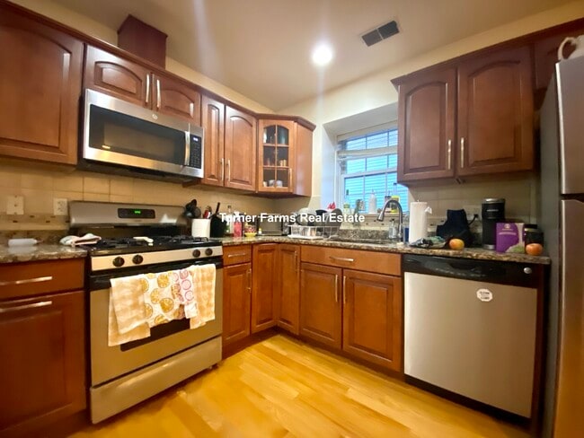 Photo - 207 Hillside St