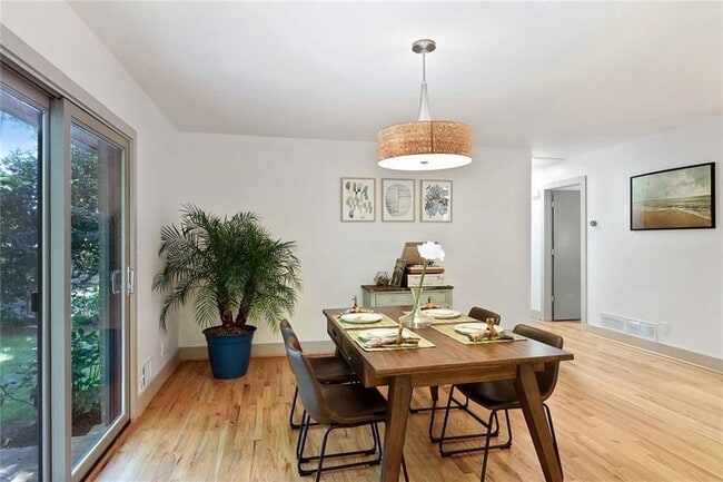 Photo - 1995 Commodore Ln