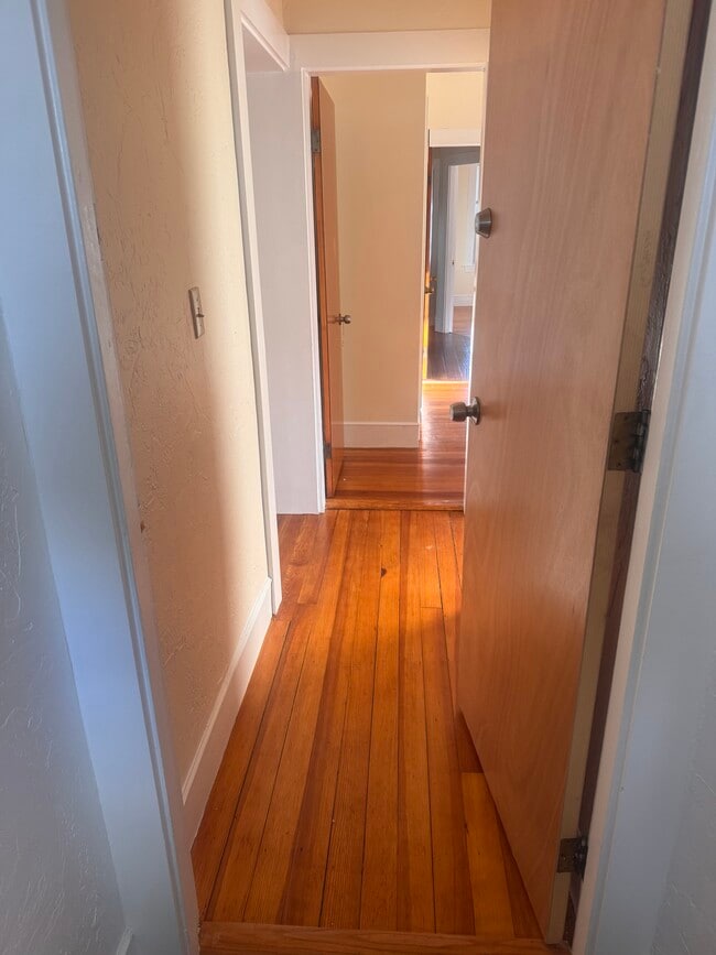 Building Photo - 197 Sheridan Ave Unit Third Floor