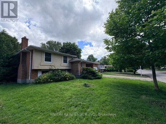 Photo - 63 Paperbirch Crescent Unit B