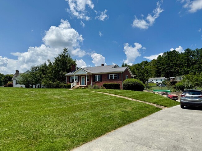 Photo - Beautiful 3 Bedroom / 2 Bathroom Home – Ma...