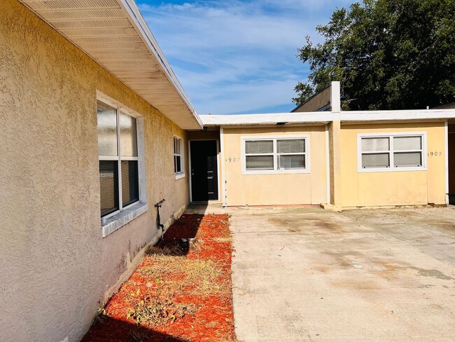 P-1907 PM - P-1907 PM Apartment Unit 1907 Park Manor Drive