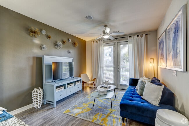 1BR, 1BA - 695SF - Living Room