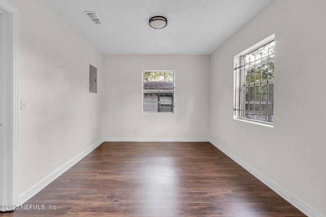 Photo - 2013 W 6th St