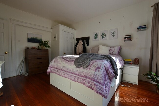 Photo - 166 Kelton St