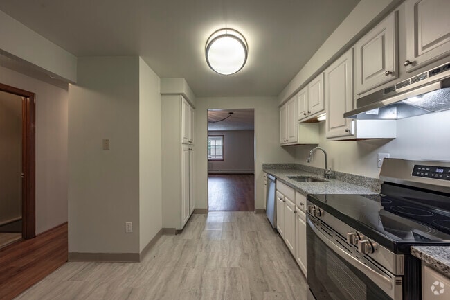 2BD, 2.5BA Townhouse - 950 SF - Arbor Park I - Kitchen - Arbor Park I