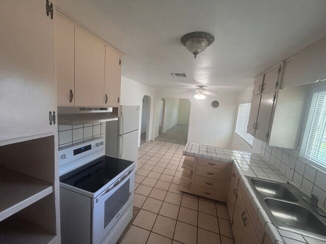Photo - Move in Ready in Hanford 3 bedroom, 1 bath with large yard!