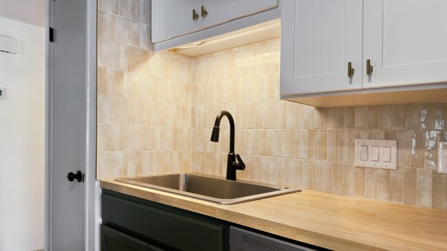 Photo - 7004 Oak Meadow Cir Unit B