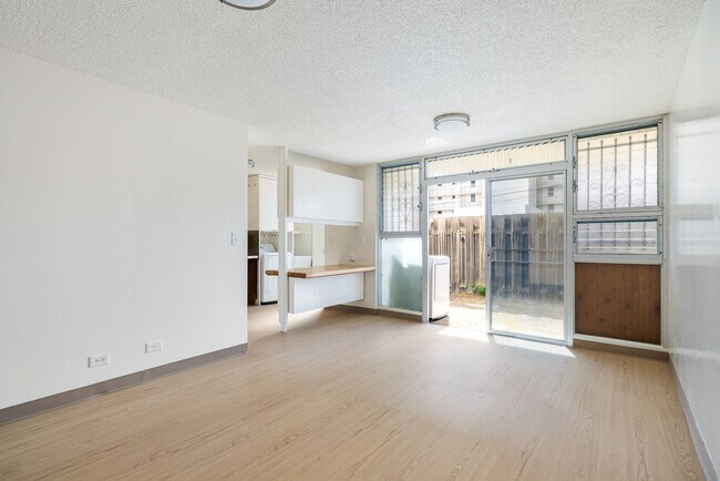 Photo - Close to UH- 2 bed/ 1 bath/ 1 parking Unit 102